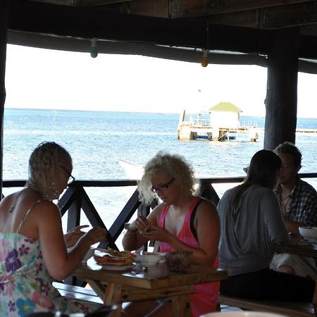 Ratu Kini Backpackers And Dive Resort Mana Island Exterior foto