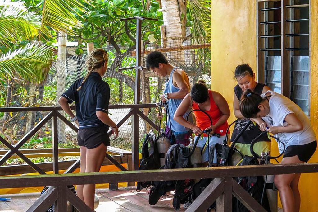 Ratu Kini Backpackers And Dive Resort Mana Island Exterior foto