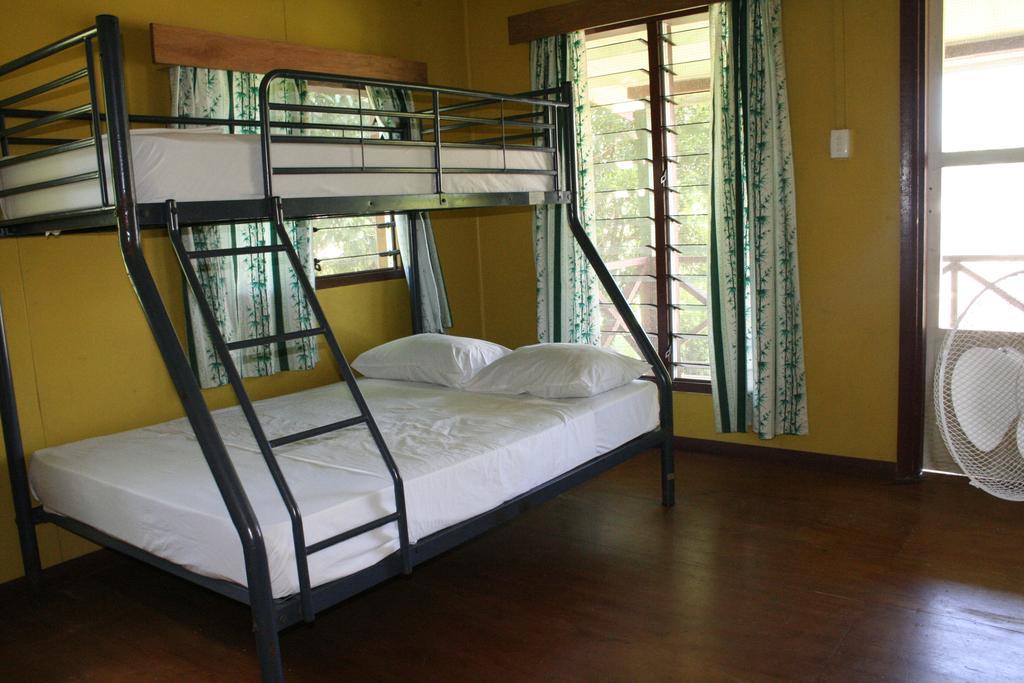 Ratu Kini Backpackers And Dive Resort Mana Island Exterior foto