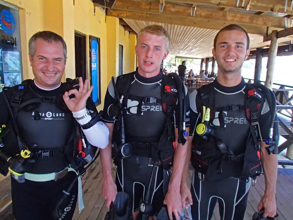 Ratu Kini Backpackers And Dive Resort Mana Island Exterior foto