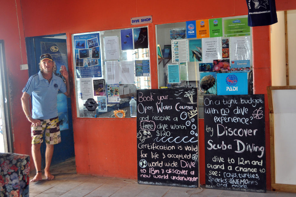 Ratu Kini Backpackers And Dive Resort Mana Island Exterior foto