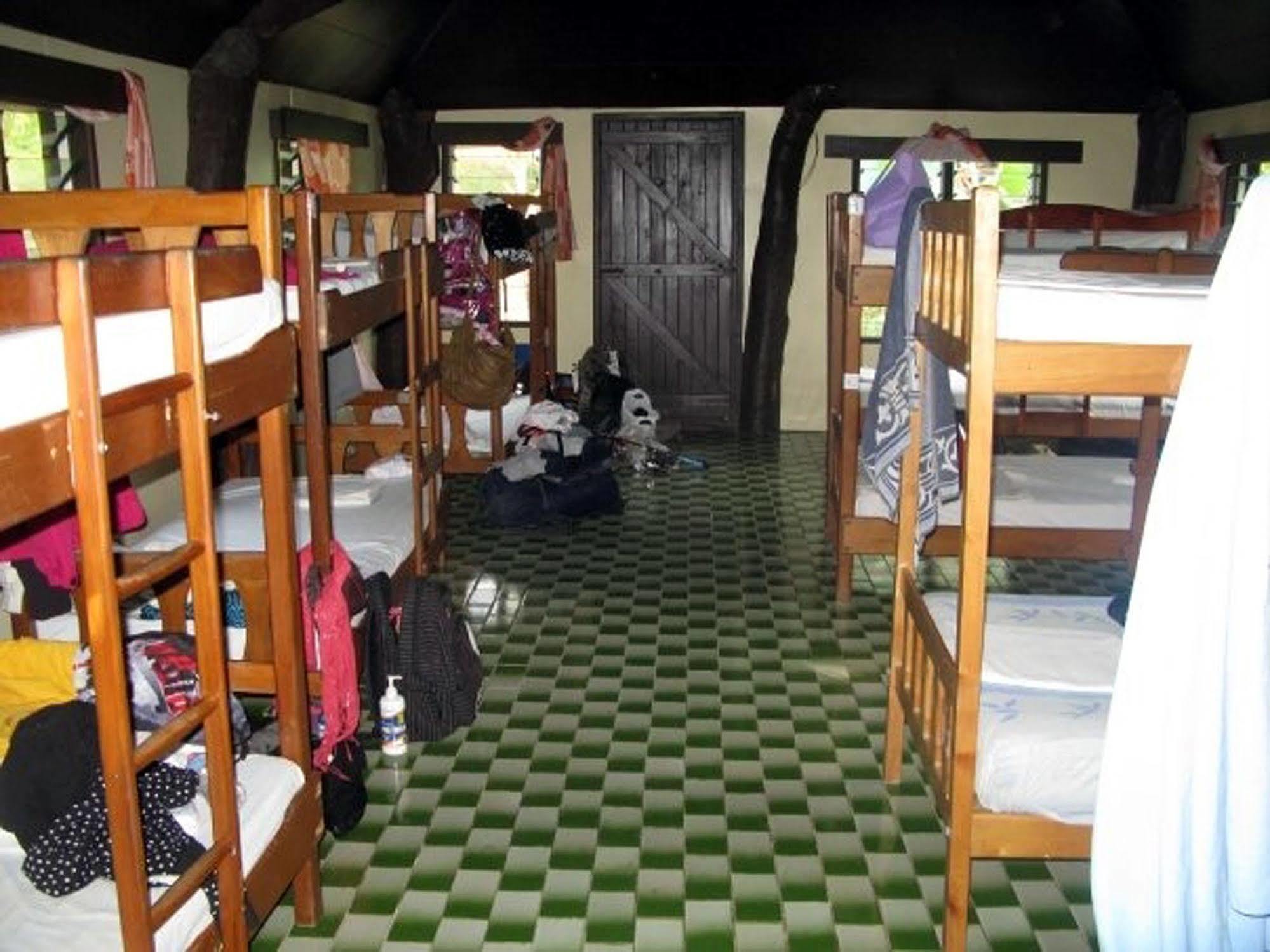 Ratu Kini Backpackers And Dive Resort Mana Island Exterior foto
