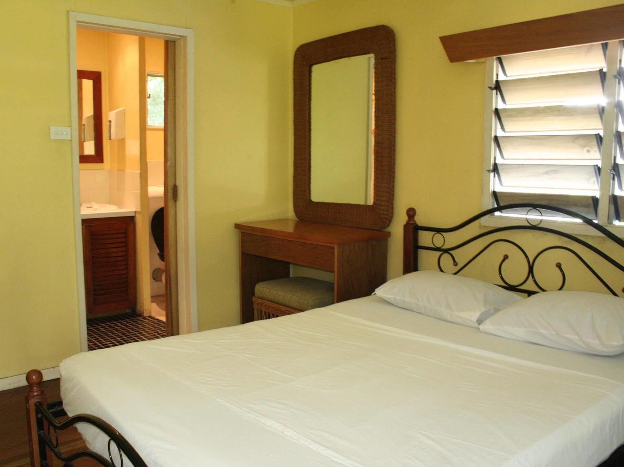 Ratu Kini Backpackers And Dive Resort Mana Island Exterior foto