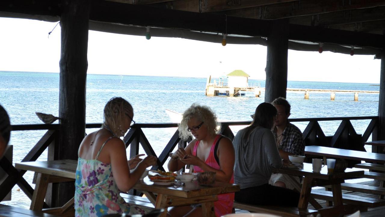Ratu Kini Backpackers And Dive Resort Mana Island Exterior foto
